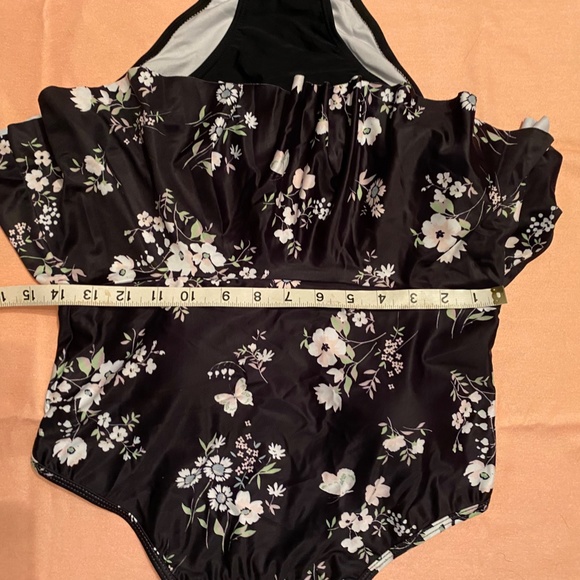 Sweet Floral print Halter Tankini with Peplum Black Bottoms - Picture 11 of 16